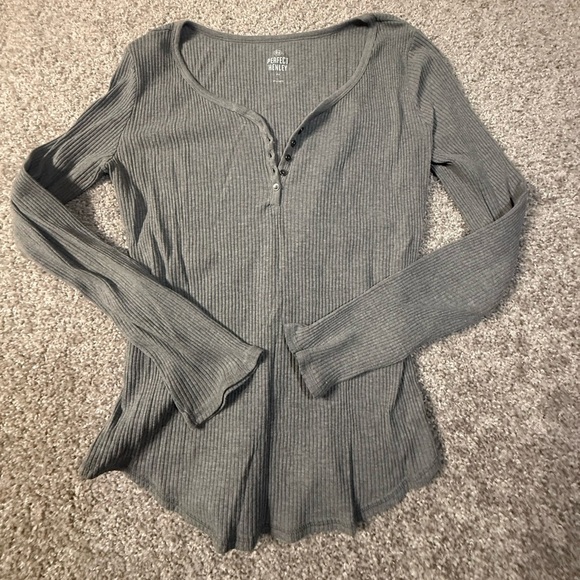 SO Tops - Gray Y2K Long & Lean Ribbed Henley Thermal Top – Women’s Large